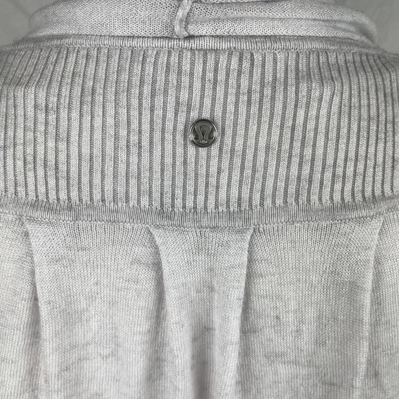 Lululemon Universal Wrap in Heathered White - Picture 9 of 10